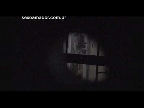 ❤️ Blondie tiġi filmata segretament minn voyeur tal-viċinat moħbi wara briks vojta ❤️ Vidjo porn lilna